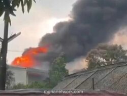 Kebakaran Pabrik Terpal di Gunung Putri, Empat Unit Damkar Dikerahkan