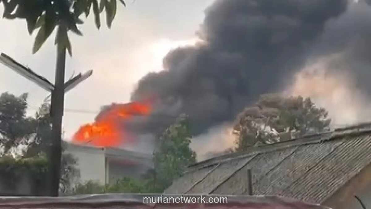 Kebakaran Pabrik Terpal di Gunung Putri, Empat Unit Damkar Dikerahkan