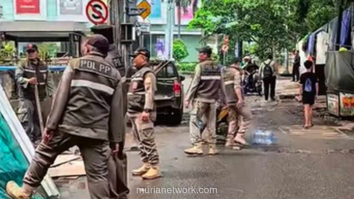 Pemkot Jakpus Tertibkan Parkir Liar dan PKL di Jalan Kebon Kacang Usai Viral