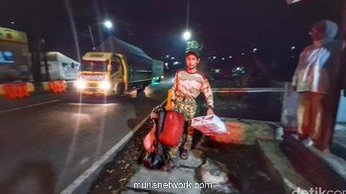 Pedagang Cilik Nekat Mudik Jalan Kaki dari Bandung ke Ciamis Demi Bertemu Ibu