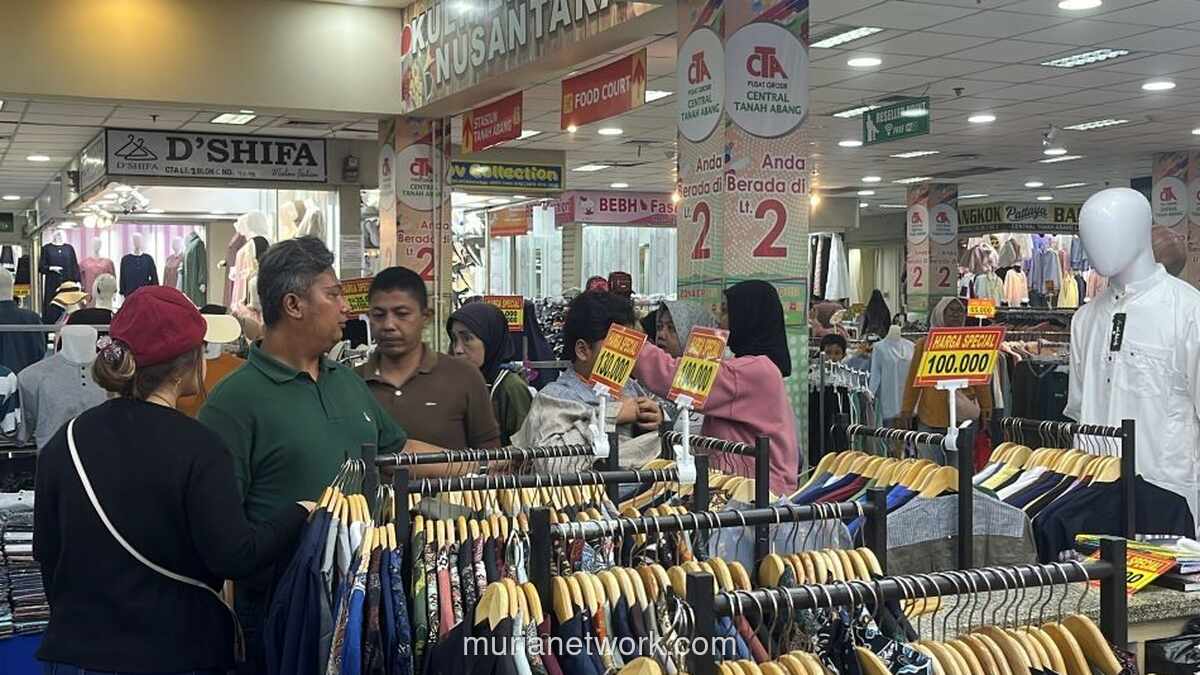 Ramai Pengunjung Jelang Lebaran, Pedagang Tanah Abang Keluhkan Daya Beli Menurun