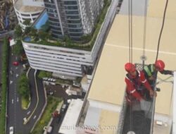 Dua Pekerja Gondola Terjebak Badai di Surabaya, Satu Tewas