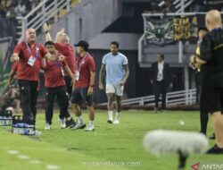 Pelatih Persib Ogah Bahas Wasit Usai Laga Sengit Lawan Persebaya