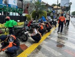 Tim Maung Depok Kempeskan 18 Motor dan Gembok 2 Mobil Parkir Liar di Trotoar Margonda