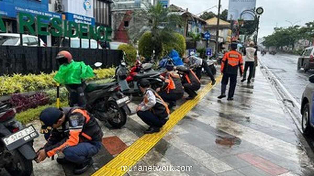 Tim Maung Depok Kempeskan 18 Motor dan Gembok 2 Mobil Parkir Liar di Trotoar Margonda