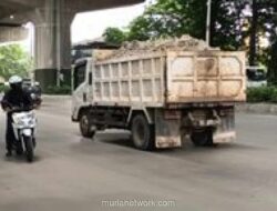 Pengendara Motor di Bekasi Nekat Lawan Arah di Tengah Lalu Lintas Truk