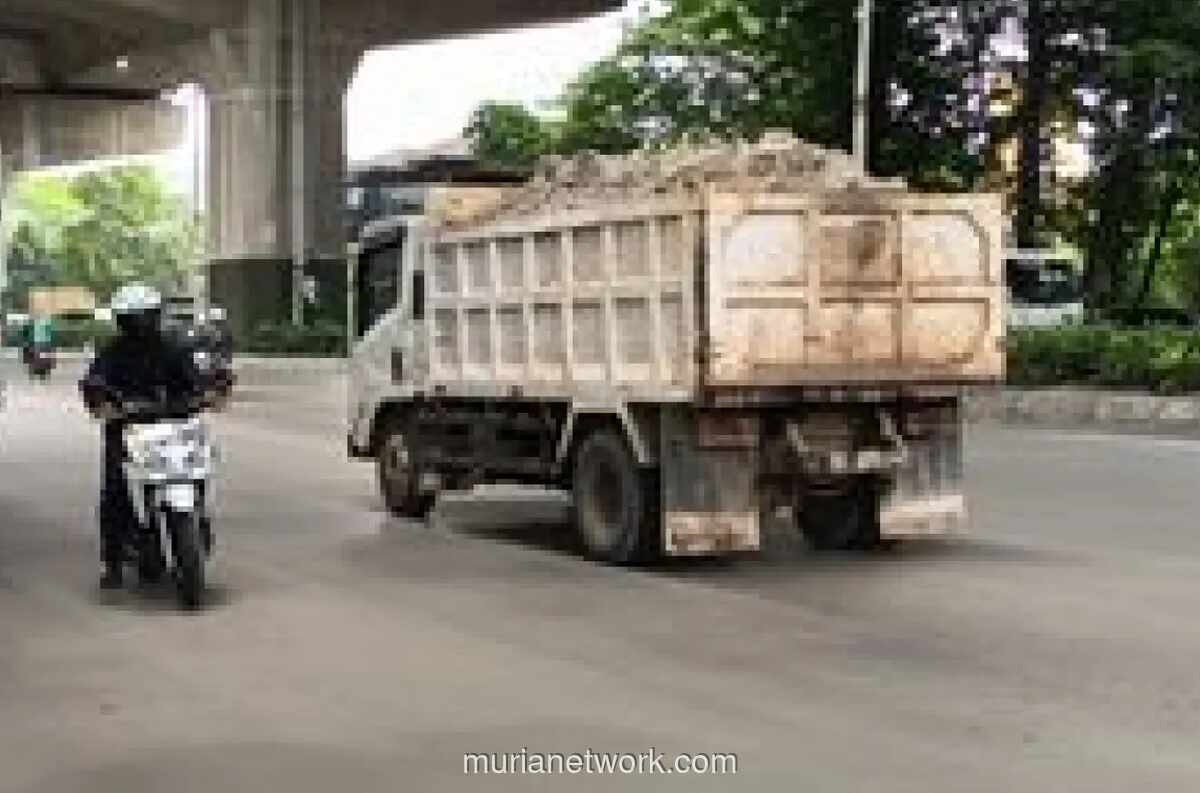 Pengendara Motor di Bekasi Nekat Lawan Arah di Tengah Lalu Lintas Truk