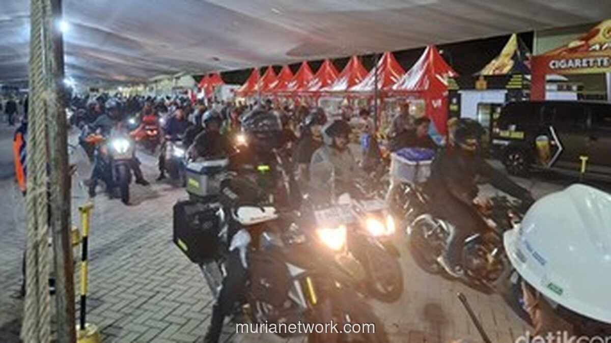 Antrean Motor Pemudik Padati Pelabuhan Ciwandan pada Malam Hari