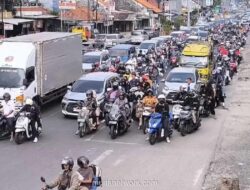 Arus Balik Lebaran Padat di Pantura Cirebon, Banyak Motor Membawa Muatan Berlebihan