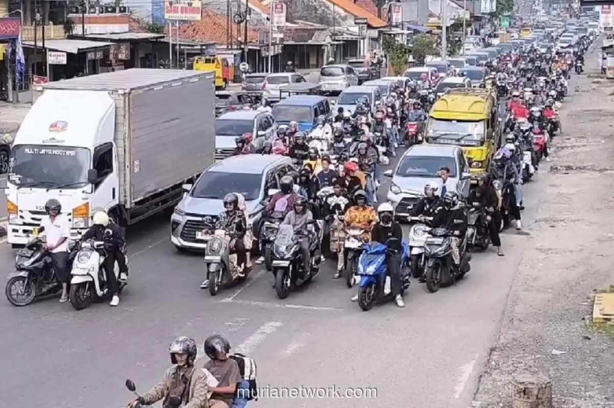 Arus Balik Lebaran Padat di Pantura Cirebon, Banyak Motor Membawa Muatan Berlebihan