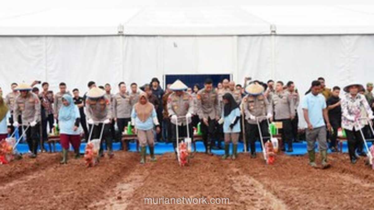 Polri Salurkan Alsintan dan Bibit untuk 215 Petani Cikarang