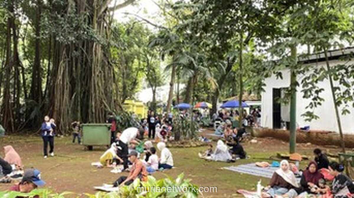 Ragunan Dipadati Pengunjung, Puncak Keramaian Diprediksi Besok