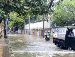 Banjir Rendam Kemang, Ratusan Kendaraan Terpaksa Putar Balik