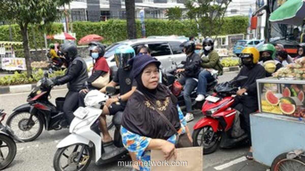 Penjual Tikar di Ragunan Keluhkan Sepinya Pengunjung Saat Lebaran