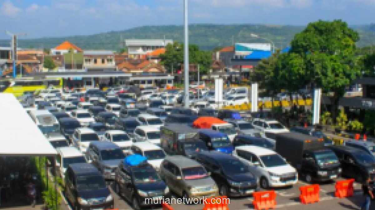 Arus Balik Pemudik Padati Pelabuhan Ketapang, Antrean Truk Tembus 12 Jam