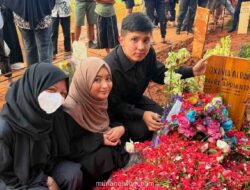 Artis Berduka Berkunjung ke Makam Vidi Aldiano di TPU Tanah Kusir