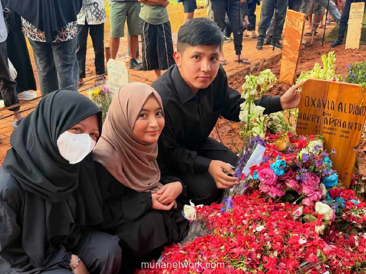 Artis Berduka Berkunjung ke Makam Vidi Aldiano di TPU Tanah Kusir