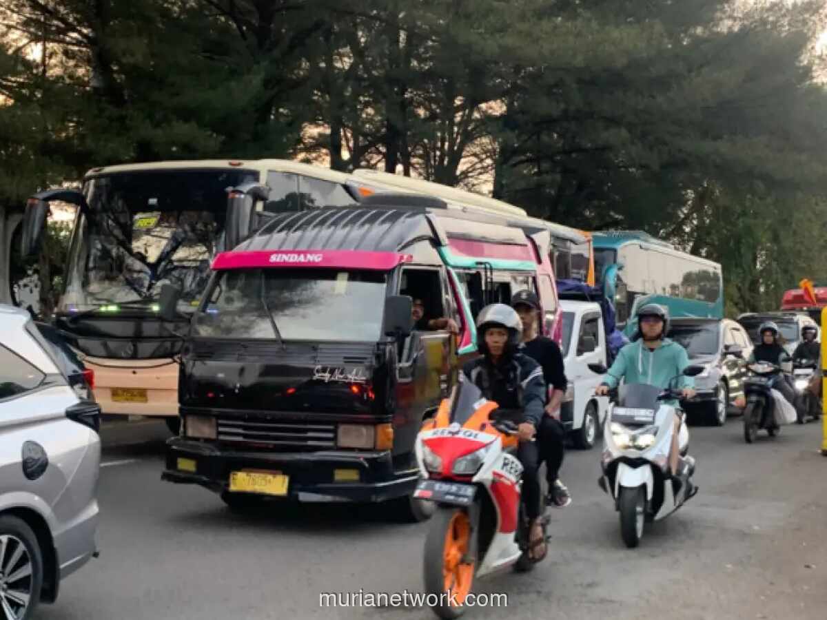 Arus Balik Lebaran 2026 Macet Parah di Pertigaan Kalijaga Cirebon