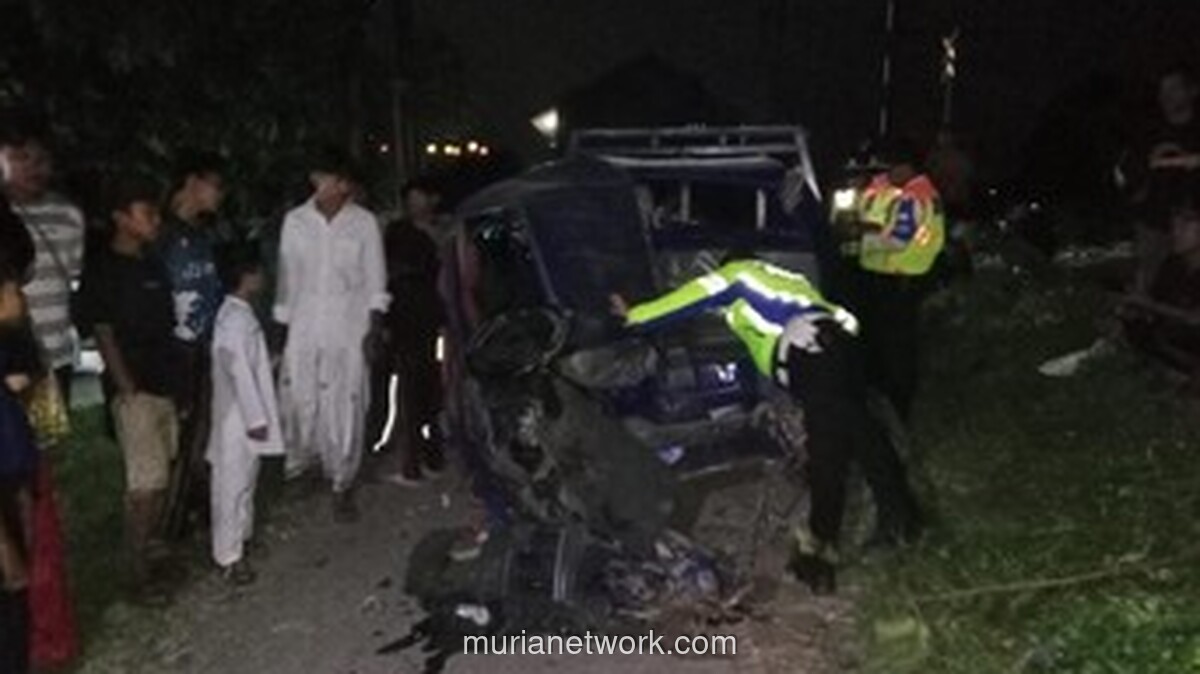 Pikap Tertabrak KRL di Perlintasan Tanpa Palang Pintu di Parung Panjang