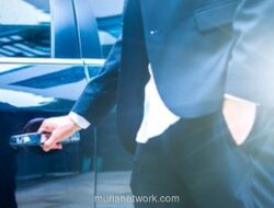 Polisi Gunung Putri Bantu Warga Buka Pintu Mobil yang Terkunci Otomatis