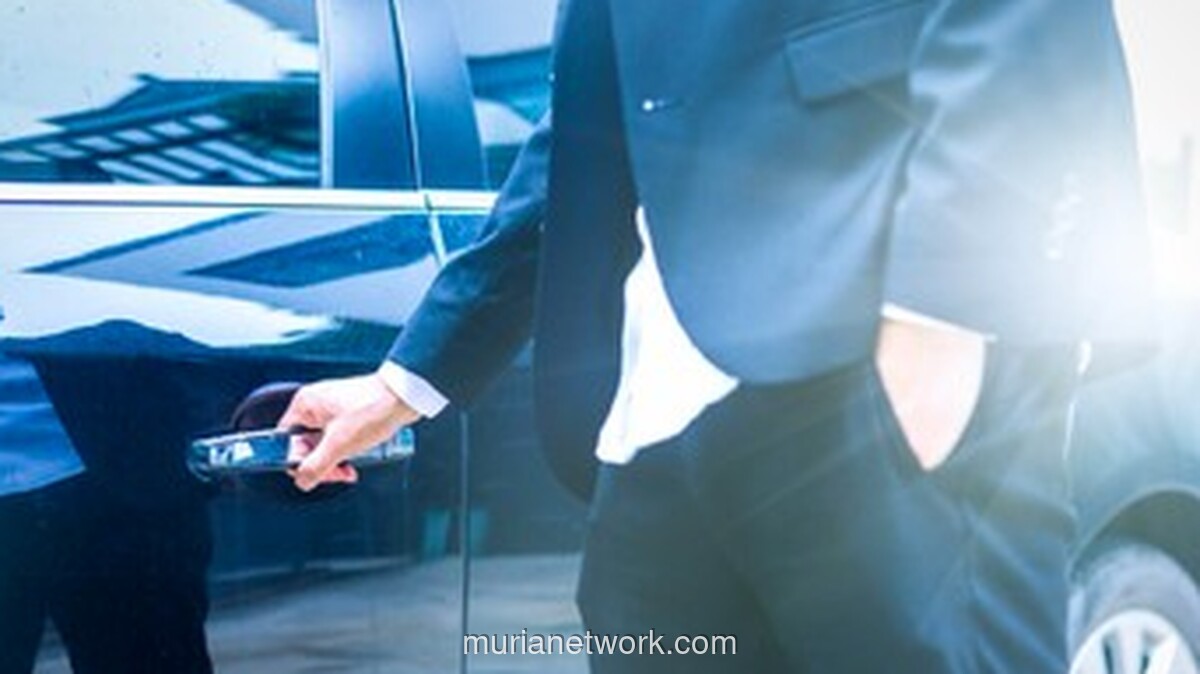 Polisi Gunung Putri Bantu Warga Buka Pintu Mobil yang Terkunci Otomatis