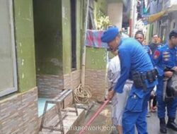 Ditpolairud Bantu Warga Bersihkan Rumah Pascabanjir di Kampung Melayu