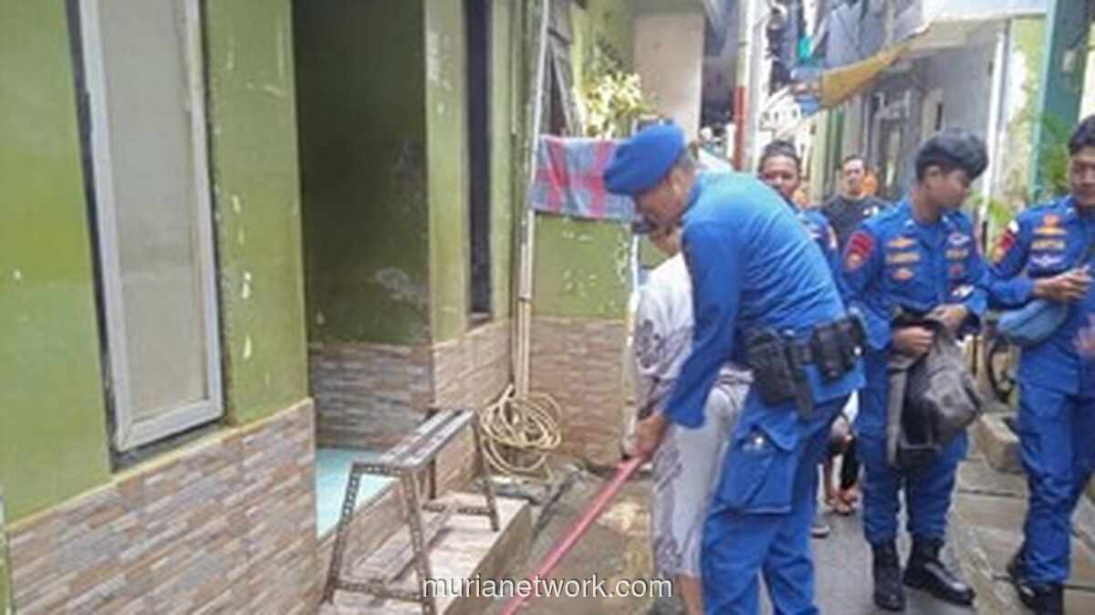 Ditpolairud Bantu Warga Bersihkan Rumah Pascabanjir di Kampung Melayu