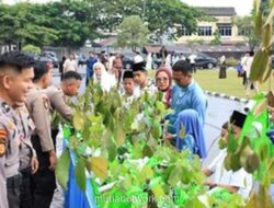 Polda Riau Ganti Halal Bihalal dengan Bagikan Bibit Pohon di Idul Fitri