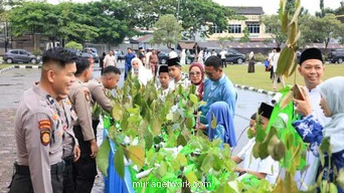 Polda Riau Ganti Halal Bihalal dengan Bagikan Bibit Pohon di Idul Fitri