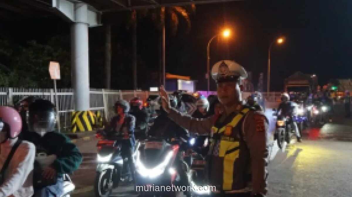 Polisi Kawal Ratusan Pemudik Motor di Bakauheni untuk Jamin Keamanan