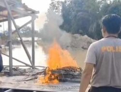 Polres Kuansing Bakar Rakit Penambang Emas Ilegal di Sungai Bawang Atas