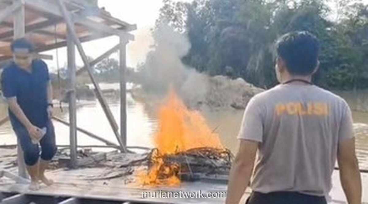Polres Kuansing Bakar Rakit Penambang Emas Ilegal di Sungai Bawang Atas