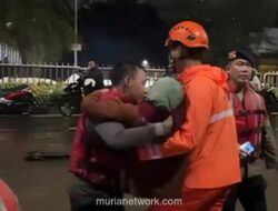 Banjir 1,7 Meter Rendam Pondok Karya, Tim SAR Evakuasi Warga Terjebak