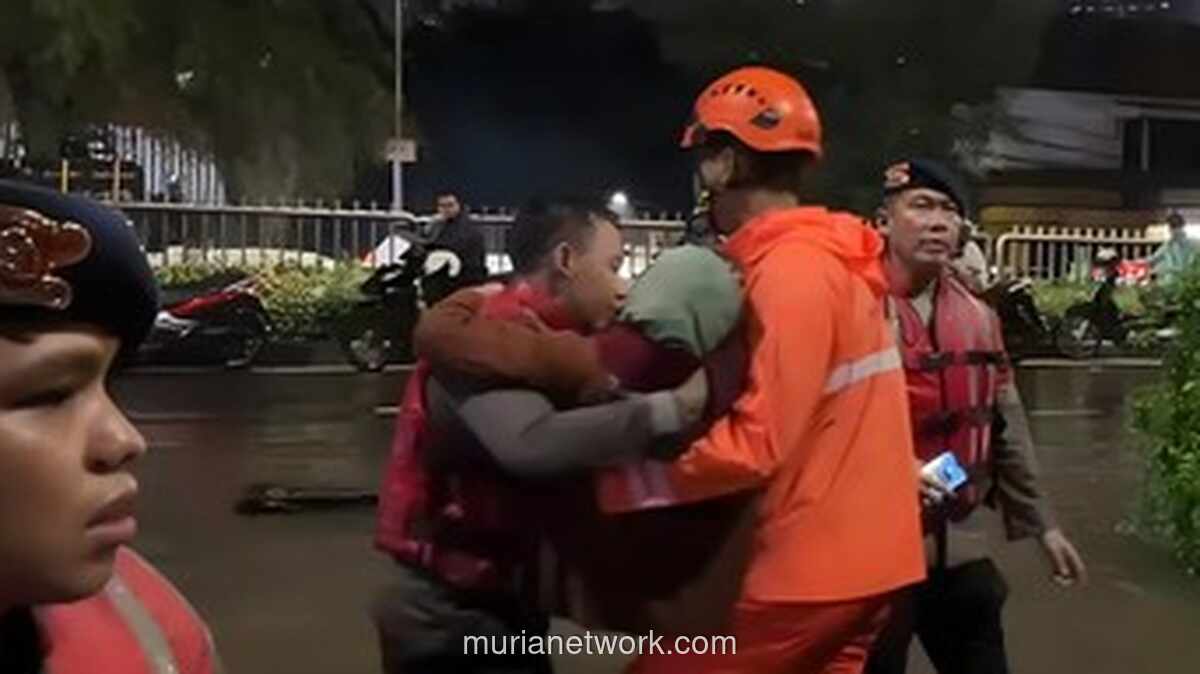 Banjir 1,7 Meter Rendam Pondok Karya, Tim SAR Evakuasi Warga Terjebak