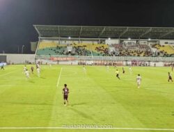 PSM Makassar Tumbang 2-4 dari Persita, Suporter Turun Lapangan Protes