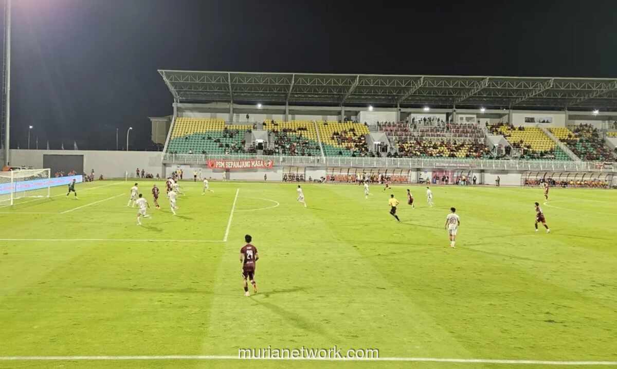 PSM Makassar Tumbang 2-4 dari Persita, Suporter Turun Lapangan Protes