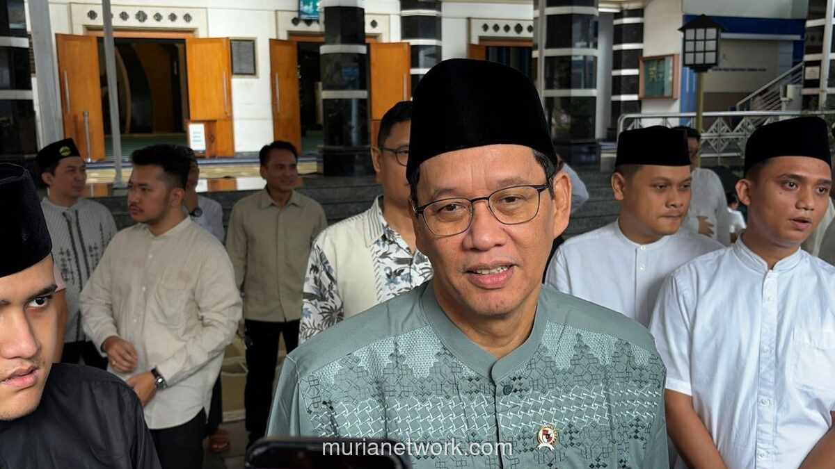 Menkeu Purbaya Tawar Baju Lebaran di Tanah Abang, Siapkan Skema Bantuan Pedagang Terbelit Utang