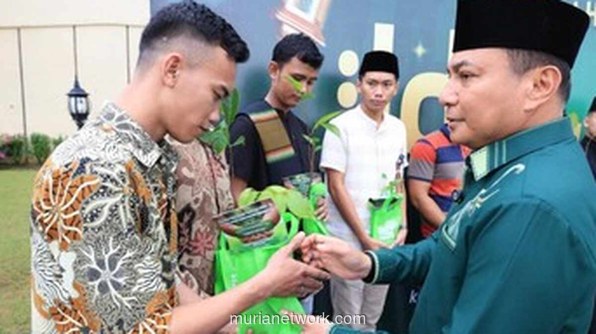 Polda Riau Ganti THR dengan Sedekah Bibit Pohon di Idul Fitri