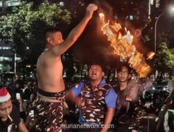 Massa Banser Protes dan Bakar Lambang KPK Usai Penahanan Mantan Menag Yaqut