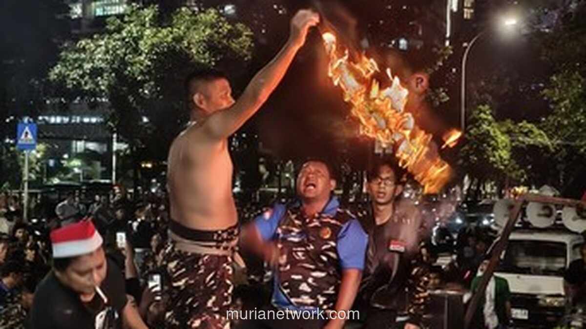 Massa Banser Protes dan Bakar Lambang KPK Usai Penahanan Mantan Menag Yaqut