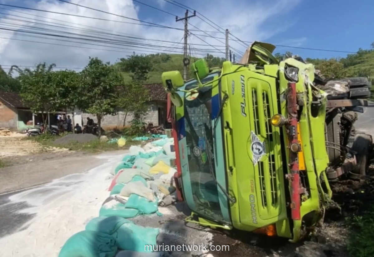 Rem Blong, Truk Batu Gamping Terguling di Tanjakan Pok Cucak Gunungkidul