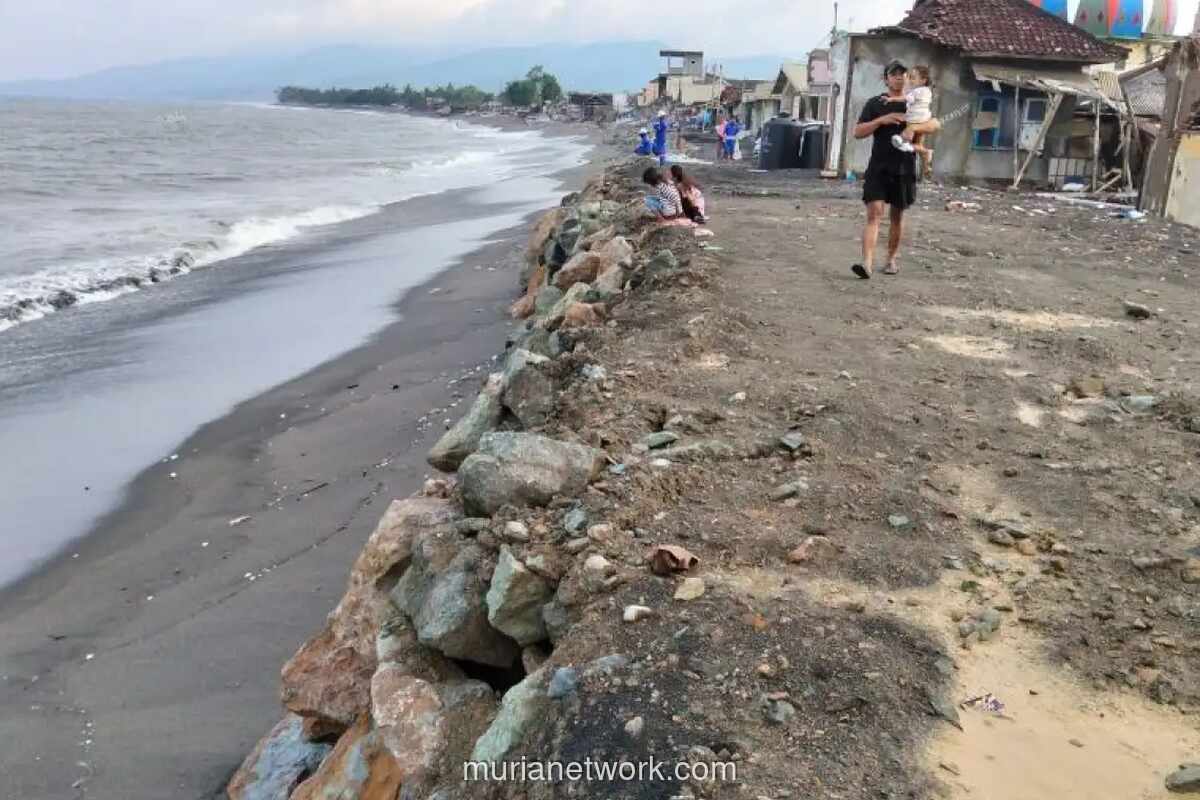 Warga Ampenan Menanti Kepastian Pembangunan Pemecah Gelombang