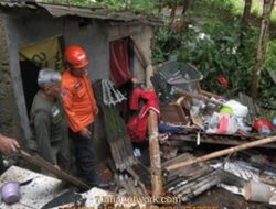 Angin Kencang dan Hujan Deras Robohkan Rumah Warga di Caringin, Bogor