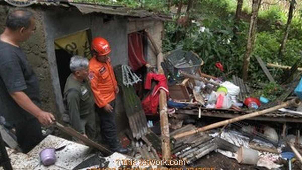 Angin Kencang dan Hujan Deras Robohkan Rumah Warga di Caringin, Bogor