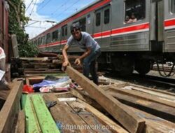 Prabowo Janjikan Hunian Layak Usai Blusukan ke Bantaran Rel Senen