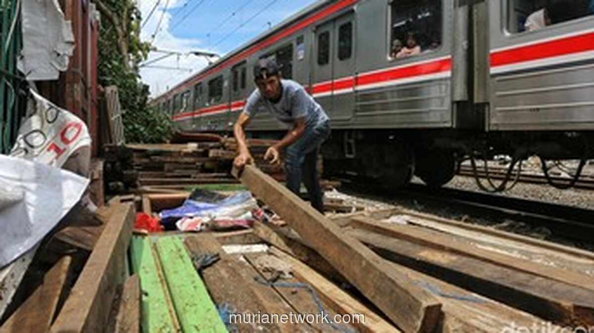 Prabowo Janjikan Hunian Layak Usai Blusukan ke Bantaran Rel Senen