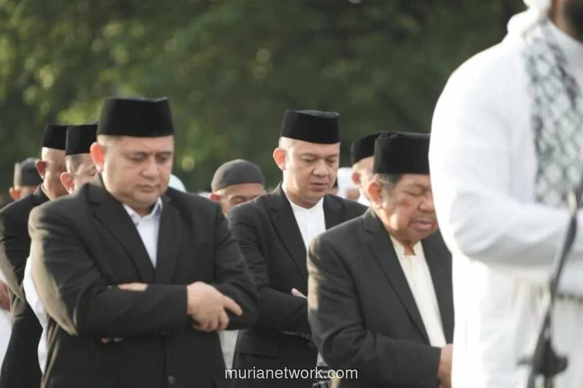 Wali Kota Makassar dan Jajaran Berbaur dengan Warga dalam Salat Idulfitri di Karebosi