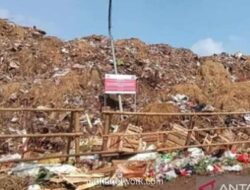Petugas Bersihkan Tumpukan Sampah Pasar Kramat Jati, Tapi Hanya Bantuan Darurat