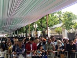 Warga Antusias Antre Jelang Open House Istana, Satu Orang Pingsan karena Kelelahan