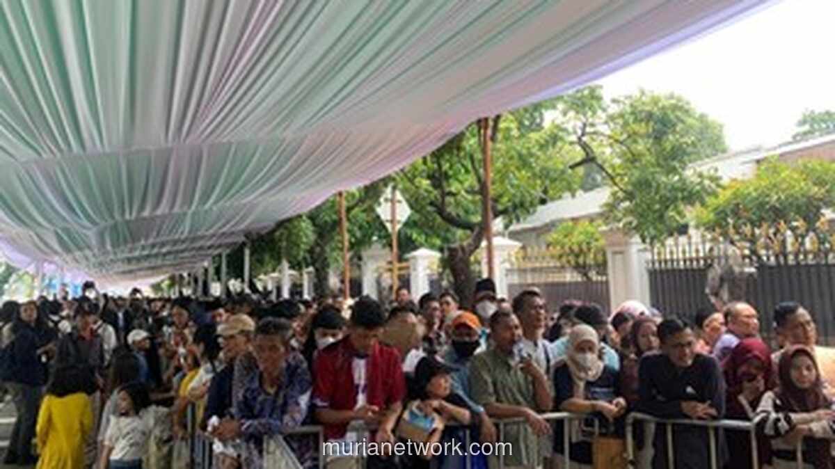 Warga Antusias Antre Jelang Open House Istana, Satu Orang Pingsan karena Kelelahan